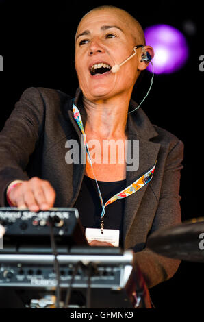 WOMAD Festival, Charlton Park, Wiltshire, UK. Sonntag, 31. Juli 2016. Mercedes Peon die live auf BBC Radio 3 Charlie Gillett Stage beim WOMAD-Festival. Bildnachweis: Francesca Moore/Alamy Live-Nachrichten Stockfoto