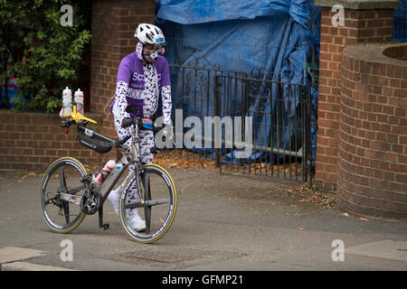 Wimbledon Hill, London, Großbritannien. 31. Juli 2016. Das aufsichtsrechtliche RideLondon-Surrey 100 Rennen auf geschlossenen Straßen erreicht der letzten Steigung des Tages bei Wimbledon Hill 10 Meilen vor dem Ziel auf der Mall. Radfahrer gekleidet wie ein Hund Wimbledon bergauf geht. Bildnachweis: Sportsimages/Alamy Live-Nachrichten. Stockfoto