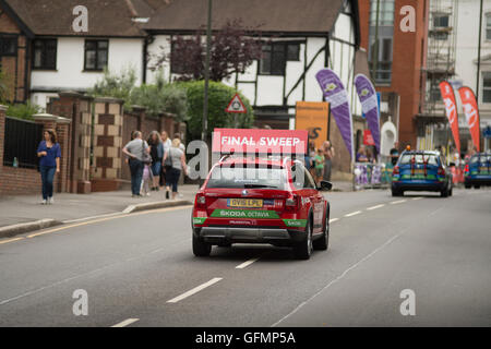 Wimbledon Hill, London, Großbritannien. 31. Juli 2016. Das aufsichtsrechtliche RideLondon-Surrey 100 Rennen auf geschlossenen Straßen erreicht der letzten Steigung des Tages bei Wimbledon Hill 10 Meilen vor dem Ziel auf der Mall. Der Besen Wagen holt Nachzügler, bevor das professionelle Rennen durch kommt. Bildnachweis: Sportsimages/Alamy Live-Nachrichten. Stockfoto