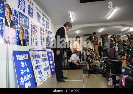 Shuntaro Torigoe grüßt seine große nach Tokio Gouverneurswahl Ergebnis in Minato Ward in Tokio am 31. Juli 2016. © Motoo Naka/AFLO/Alamy Live-Nachrichten Stockfoto