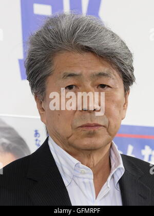 Shuntaro Torigoe grüßt seine große nach Tokio Gouverneurswahl Ergebnis in Minato Ward in Tokio am 31. Juli 2016. © Motoo Naka/AFLO/Alamy Live-Nachrichten Stockfoto