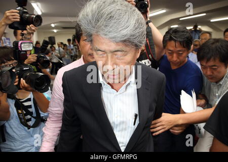 Shuntaro Torigoe grüßt seine große nach Tokio Gouverneurswahl Ergebnis in Minato Ward in Tokio am 31. Juli 2016. © Motoo Naka/AFLO/Alamy Live-Nachrichten Stockfoto