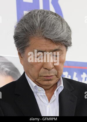 Shuntaro Torigoe grüßt seine große nach Tokio Gouverneurswahl Ergebnis in Minato Ward in Tokio am 31. Juli 2016. © Motoo Naka/AFLO/Alamy Live-Nachrichten Stockfoto