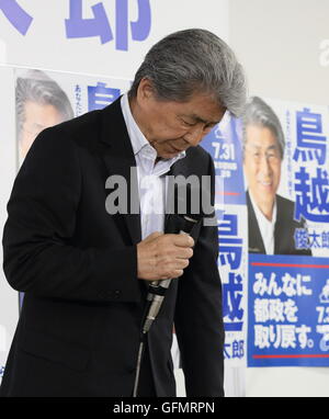 Shuntaro Torigoe grüßt seine große nach Tokio Gouverneurswahl Ergebnis in Minato Ward in Tokio am 31. Juli 2016. © Motoo Naka/AFLO/Alamy Live-Nachrichten Stockfoto