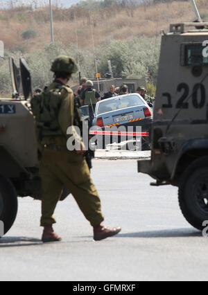 Nablus. 31. Juli 2016. Israelische Soldaten versammeln sich um ein Fahrzeug, ein palästinensischer Mann an einem Kontrollpunkt in der Nähe von West Bank Stadt von Nablus, am 31. Juli 2016 angehören. Israelische Sicherheitskräfte sagten, sie geschossen und getötet einem palästinensischen Knifeman, die versucht zu erstechen Soldaten an einem Checkpoint Westjordanland am Sonntag. © Ayman Nobani/Xinhua/Alamy Live-Nachrichten Stockfoto