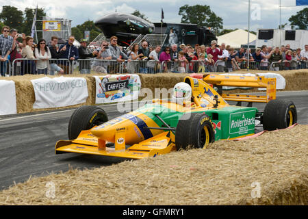 Carfest Nord, Bolesworth, Cheshire, UK. 31. Juli 2016. Ein 1993 F1 Benetton auf der Strecke. Die Veranstaltung ist die Idee von Chris Evans und Funktionen 3 Tage von Autos, Musik und Unterhaltung mit einem Gewinn an die Stiftung Kinder in Not gespendet. Andrew Paterson/Alamy Live-Nachrichten Stockfoto