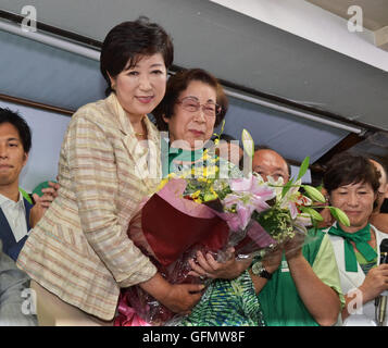 Tokyo. 31. Juli 2016. Yuriko Koike, 31. Juli 2016, Tokio, Japan: Der ehemalige Verteidigungsminister Yuriko Koike und ihre Anhänger feiern in ihrem Wahlbüro in Tokio, 31. Juli 2016. © AFLO/Alamy Live-Nachrichten Stockfoto