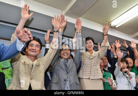 Tokyo. 31. Juli 2016. Yuriko Koike, 31. Juli 2016, Tokio, Japan: Der ehemalige Verteidigungsminister Yuriko Koike und ihre Anhänger feiern in ihrem Wahlbüro in Tokio, 31. Juli 2016. © AFLO/Alamy Live-Nachrichten Stockfoto