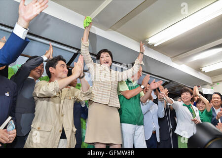 Tokyo. 31. Juli 2016. Yuriko Koike, 31. Juli 2016, Tokio, Japan: Der ehemalige Verteidigungsminister Yuriko Koike und ihre Anhänger feiern in ihrem Wahlbüro in Tokio, 31. Juli 2016. © AFLO/Alamy Live-Nachrichten Stockfoto