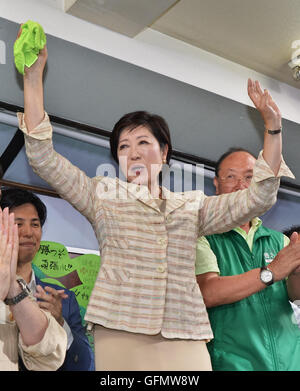 Tokyo. 31. Juli 2016. Yuriko Koike, 31. Juli 2016, Tokio, Japan: Der ehemalige Verteidigungsminister Yuriko Koike und ihre Anhänger feiern in ihrem Wahlbüro in Tokio, 31. Juli 2016. © AFLO/Alamy Live-Nachrichten Stockfoto