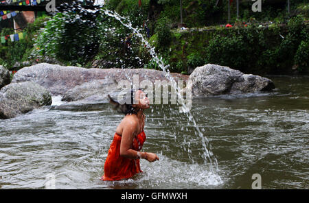 Kathmandu, Nepal. 1. August 2016. Eine nepalesische Frau nimmt ein heiliges Bad vor dem Sammeln von Wasser vom Fluss Bagmati während der Bol Bom-Wallfahrt am Sudarijal, Kathmandu, Nepal, 1. August 2016. Während dieser Pilgerfahrt barfuß Anhänger Meilen vor der Pashupatinath Lord Shiva das Wasser anzubieten. Bildnachweis: Sunil Sharma/Xinhua/Alamy Live-Nachrichten Stockfoto