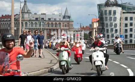 Prag, Tschechische Republik. 30. Juli 2016. Eröffnung des zweitägigen internationalen Treffen der Eigentümer der italienischen Piaggio Vespa Roller begann mit Fahrt in Prag, Tschechische Republik, 30. Juli 2016. © Michal Kamaryt/CTK Foto/Alamy Live-Nachrichten Stockfoto