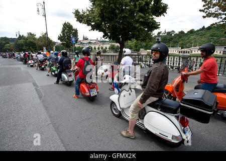 Prag, Tschechische Republik. 30. Juli 2016. Eröffnung des zweitägigen internationalen Treffen der Eigentümer der italienischen Piaggio Vespa Roller begann mit Fahrt in Prag, Tschechische Republik, 30. Juli 2016. © Michal Kamaryt/CTK Foto/Alamy Live-Nachrichten Stockfoto