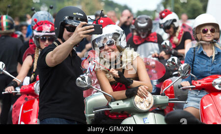 Prag, Tschechische Republik. 30. Juli 2016. Eröffnung des zweitägigen internationalen Treffen der Eigentümer der italienischen Piaggio Vespa Roller begann mit Fahrt in Prag, Tschechische Republik, 30. Juli 2016. © Michal Kamaryt/CTK Foto/Alamy Live-Nachrichten Stockfoto