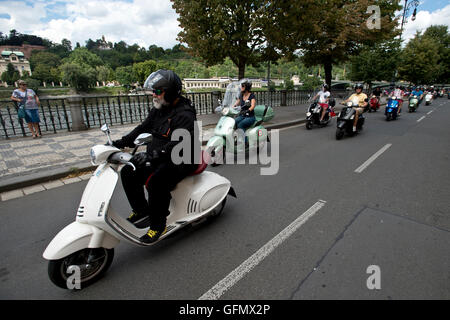 Prag, Tschechische Republik. 30. Juli 2016. Eröffnung des zweitägigen internationalen Treffen der Eigentümer der italienischen Piaggio Vespa Roller begann mit Fahrt in Prag, Tschechische Republik, 30. Juli 2016. © Michal Kamaryt/CTK Foto/Alamy Live-Nachrichten Stockfoto