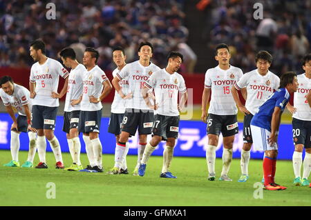 Kanagawa, Japan. 30. Juli 2016. Nagoya Grampus Team Gruppe Fußball: Nagoya Grampus Spieler kümmern sich niedergeschlagen 2016 J1 Liga 2. Etappe match zwischen Yokohama F Marinos 0-0 Nagoya Grampus im Nissan-Stadion in Kanagawa, Japan. © AFLO/Alamy Live-Nachrichten Stockfoto