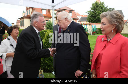 Altshausen, Deutschland. 31. Juli 2016. Ehemalige Baden-Wuerttembergian Ministerpräsident Erwin Teufel (2 l) und seine Frau Edeltraud Teufel (l) begrüßen Carl Duke of Württemberg (2. R) und seine Frau Diane Duchess von Württemberg im Laufe des Abends vor dem 80. Geburtstag von Herzog Carl von Wuerttemberg im Garten von Altshausen Schloss Altshausen, Deutschland, 31. Juli 2016. Foto: THOMAS WARNACK/Dpa/Alamy Live News Stockfoto