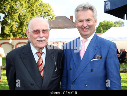 Altshausen, Deutschland. 31. Juli 2016. Maximilian Andreas Markgraf von Baden (l) und Friedrich Herzog von Württemberg posiert im Rahmen eines Empfangs am Abend vor dem 80. Geburtstag von Herzog Carl von Wuerttemberg im Garten von Altshausen Schloss Altshausen, Deutschland, 31. Juli 2016. Foto: THOMAS WARNACK/Dpa/Alamy Live News Stockfoto