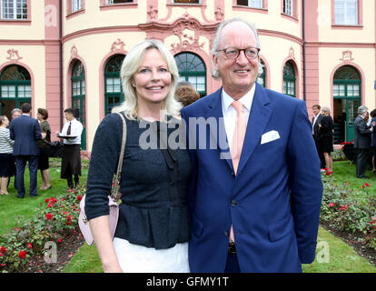 Altshausen, Deutschland. 31. Juli 2016. Karl Friedrich Prinz von Hohenzollern (l) und seine Frau Katharina Princess von Hohenzollern posiert im Rahmen eines Empfangs am Abend vor dem 80. Geburtstag von Herzog Carl von Wuerttemberg im Garten von Altshausen Schloss Altshausen, Deutschland, 31. Juli 2016. Foto: THOMAS WARNACK/Dpa/Alamy Live News Stockfoto