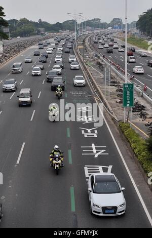 Shenzhen, China Guangdong Provinz. 1. August 2016. Verkehrspolizei patrouillieren entlang der Spur für Fahrgemeinschaften (Fahrgemeinschaftsspur) in Shenzhen, Guangdong Provinz Süd-China, 1. August 2016. © Mao Siqian/Xinhua/Alamy Live-Nachrichten Stockfoto