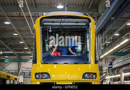 Berlin, Deutschland. 19. Juli 2016. Arbeitnehmer, die Montage einer Straßenbahn in einer Fabrik von Zug Hersteller Stadler Pankow GmbH in Berlin, Deutschland, 19. Juli 2016. Foto: WOLFRAM KASTL/Dpa/Alamy Live-Nachrichten Stockfoto