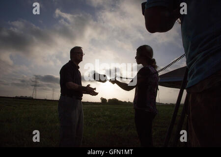 Lockhart, Texas, USA. 1. August 2016. National Transportation Safety Board (NTSB) Mitglied interviewte Robert Sumwalt ist als Beamten weiter Arbeit Montag lokalisieren die Ursache für Samstag heiß ist Ballon Flugzeugabsturz in einem Texas-Feld Samstag 16 Menschen getötet. Es ist der schwerste Heißluftballon Unfall in der Geschichte der USA. Bildnachweis: Bob Dämmrich/Alamy Live-Nachrichten Stockfoto