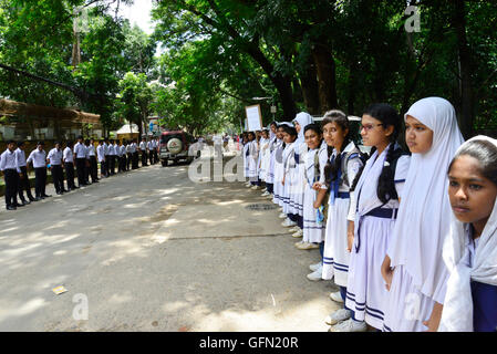 Dhaka, Bangladesch. 1. August 2016. Bangladesch-Schüler und Lehrer halten Plakate bilden eine Menschenkette um den Terrorismus in Dhaka am 1. August 2016 zu protestieren.  Die Leichen von fünf Islamisten hinter einen tödlichen Angriff auf ein Café in Bangladesch haben noch keinen Monat später behauptet worden teilte die Polizei am 1. August, als Zehntausende Menschen auf die Straße gingen, um gegen Extremismus zu protestieren. Angehörigen der Männer haben ihren Schock und Entsetzen über lernen ihre Beteiligung an der Belagerung in Dhaka Gulshan Nachbarschaft, in denen 20 Geiseln getötet wurden--viele davon zu Tode gehackt gesprochen. Am 1. August zig vermeidern Stockfoto