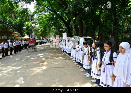 Dhaka, Bangladesch. 1. August 2016. Bangladesch-Schüler und Lehrer halten Plakate bilden eine Menschenkette um den Terrorismus in Dhaka am 1. August 2016 zu protestieren.  Die Leichen von fünf Islamisten hinter einen tödlichen Angriff auf ein Café in Bangladesch haben noch keinen Monat später behauptet worden teilte die Polizei am 1. August, als Zehntausende Menschen auf die Straße gingen, um gegen Extremismus zu protestieren. Angehörigen der Männer haben ihren Schock und Entsetzen über lernen ihre Beteiligung an der Belagerung in Dhaka Gulshan Nachbarschaft, in denen 20 Geiseln getötet wurden--viele davon zu Tode gehackt gesprochen. Am 1. August zig vermeidern Stockfoto