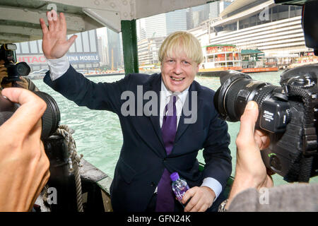 Hong Kong, Hong Kong SAR, China. 18. Oktober 2013. Boris Johnson in Hong Kong.The Bürgermeister von London reist von Wan Chai Star Ferry nach Tsim Sha Tsui. Boris in der Medien-Gedränge. © Jayne Russell/ZUMA Draht/Alamy Live-Nachrichten Stockfoto