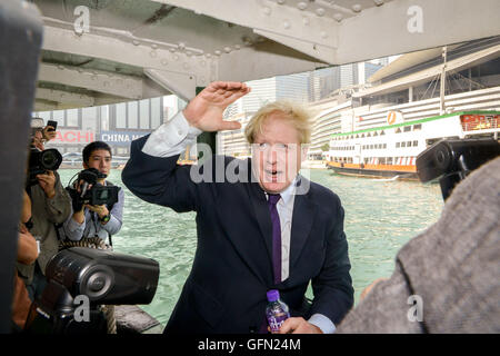 Hong Kong, Hong Kong SAR, China. 18. Oktober 2013. Boris Johnson in Hong Kong.The Bürgermeister von London reist von Wan Chai Star Ferry nach Tsim Sha Tsui. Boris in der Medien-Gedränge. © Jayne Russell/ZUMA Draht/Alamy Live-Nachrichten Stockfoto