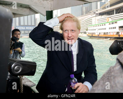 Hong Kong, Hong Kong SAR, China. 18. Oktober 2013. Boris Johnson in Hong Kong.The Bürgermeister von London reist von Wan Chai Star Ferry nach Tsim Sha Tsui. Boris in der Medien-Gedränge. © Jayne Russell/ZUMA Draht/Alamy Live-Nachrichten Stockfoto