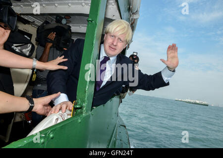 Hong Kong, Hong Kong SAR, China. 18. Oktober 2013. Boris Johnson in Hong Kong.The Bürgermeister von London reist von Wan Chai Star Ferry nach Tsim Sha Tsui. Boris ist der Mensch von der lokalen über begeisterte Presse behandelt. © Jayne Russell/ZUMA Draht/Alamy Live-Nachrichten Stockfoto