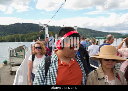 Lake Windermere Cumbria UK 1. können 2016 UK Lake Windermere, Bowness Bay Familien Touristen sich amüsieren, Spaziergänge, Bootfahren, Criuseing & beobachten die Schwäne Credit: Gordon Shoosmith/Alamy Live News Stockfoto