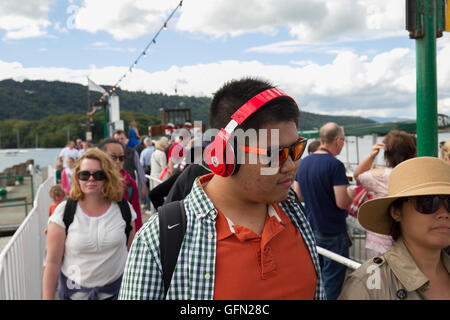 Lake Windermere Cumbria UK 1. können 2016 UK Lake Windermere, Bowness Bay Familien Touristen sich amüsieren, Spaziergänge, Bootfahren, Criuseing & beobachten die Schwäne Credit: Gordon Shoosmith/Alamy Live News Stockfoto