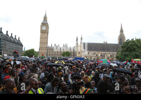 London, UK. 1. August 2016. Stoppen Sie Maangamizi'(African Holocaust) Tausende von Menschen mit Banner und Plakate Marsch von Brixton, Parliament Square an Mark Tag der Befreiung zu und wiederholen Sie fordert Wiedergutmachung. Tag der Befreiung – ein nationaler Feiertag in vielen ehemaligen britischen Kolonien in der Karibik ist der Jahrestag von 1833 Sklaverei Abolition Act, die Sklaverei aus 28. August 1834 illegal hergestellt. Bildnachweis: Thabo Jaiyesimi/Alamy Live-Nachrichten Stockfoto