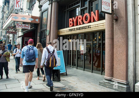 London, UK, 29. Juli 2016, Byron Hamburger Strang nach Einwanderung Schlag. Stockfoto