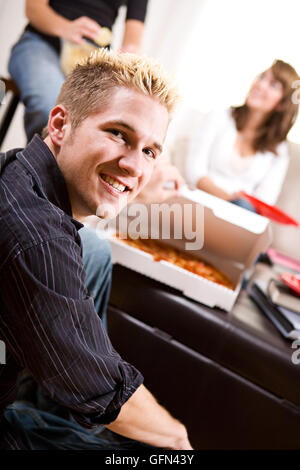 Gruppe von Freunden, rumhängen, Pizza essen und studieren. Stockfoto