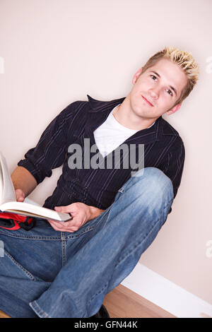 Gruppe von Freunden, rumhängen, Pizza essen und studieren. Stockfoto