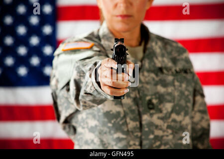 Serie mit einer Frau als eine solidier in United States Army Uniform.  Zahlreiche Requisiten vermitteln eine Vielzahl von Konzepten. Stockfoto