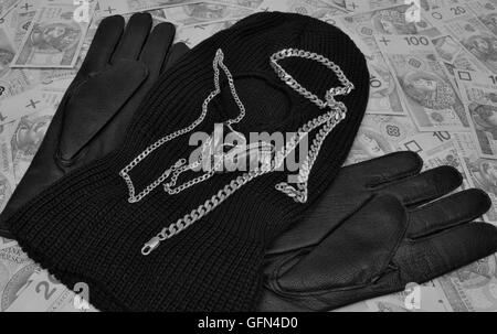 Dinge Bandit kriminellen Gun, Sturmhaube, Handschuhe, Polnisch Geld auf den Tisch Stockfoto