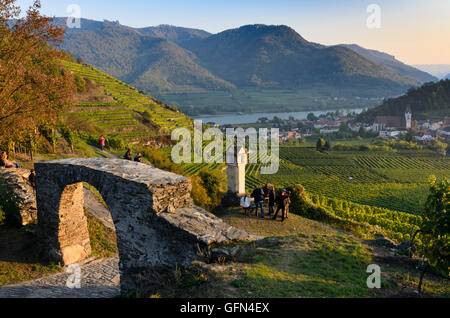 Spitz an der Donau: Red Gate und Schrein mit Blick auf Weinberge, Spitz und Donau, Weinberg, Österreich, Niederösterreich, Lowe Stockfoto