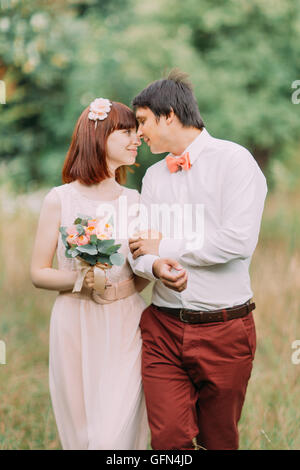Nahaufnahme, paar in Wäldern. Braut und Bräutigam zu Fuß am Rande des Waldes in der Hochzeitstag Stockfoto