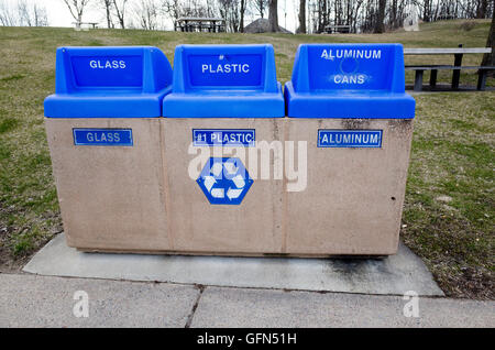 Drei individuelle recycling-Behälter für Glas, Kunststoff und Aluminium Dosen an Raststätte. Autobahn 94 Minnesota MN USA Stockfoto