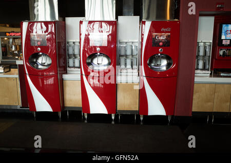 Drei freistehende Brunnen Stil Coca Cola Dispenser Film Theater Halle Maschinen. Roseville Minnesota MN USA Stockfoto