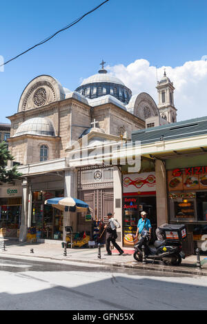 Istanbul, Türkei - 1. Juli 2016: Normale Menschen zu Fuß auf der Straße von Istanbul mit Hagia Triada Kirche auf einem Hintergrund Stockfoto