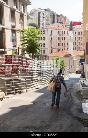 Istanbul, Türkei - 1. Juli 2016: Gewöhnlicher Mann geht auf der schmalen Straße in der Altstadt von Istanbul Stockfoto