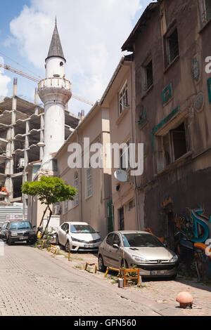 Istanbul, Türkei - 1. Juli 2016: Schmale Straße in der Altstadt von Istanbul, Autos parken am Straßenrand, vertikale Foto Stockfoto