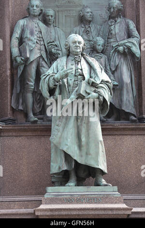 Statue von Gerard Van Swieten an Maria-Theresia-Denkmal in Wien Stockfoto