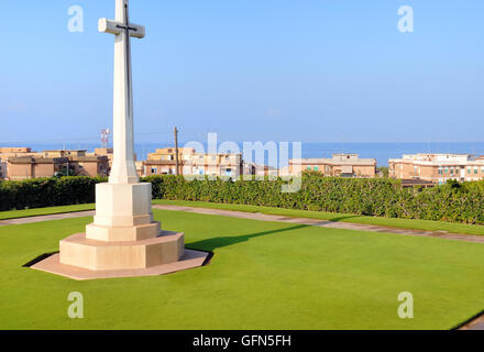 Anzio, Latium, Italien. Die WWII britische Soldatenfriedhof von Anzio. Das Kreuz des Opfers. Es enthält 1,056 Commonwealth Bestattungen des Zweiten Weltkrieges 1.053 Britische, Kanadische, Neuseeländer und Südafrikanischen. Am 22. Januar 1944, die Alliierten versuchten, die Gustav Linie zu brechen: Sie landete hinter die deutschen Linien, mit Blick auf den starken Widerstand des Feindes. Die Lage des zweiten Weltkriegs britische Soldatenfriedhof von Anzio wurde kurz danach ausgewählt, die Gräber Datum zurück zu den Tagen, dass die Landung gefolgt. Stockfoto