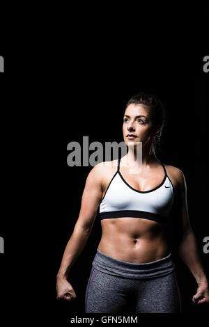 Zuversichtliche, passen, getönten Frau in Trainingsausrüstung Stockfoto